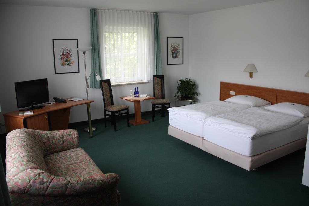 Hotel & Restaurant Bergfried Saalfeld Saale Room photo