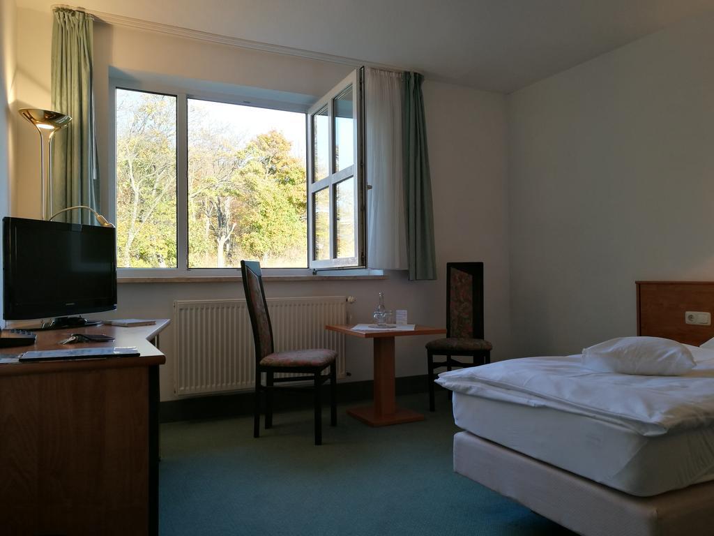 Hotel & Restaurant Bergfried Saalfeld Saale Exterior photo